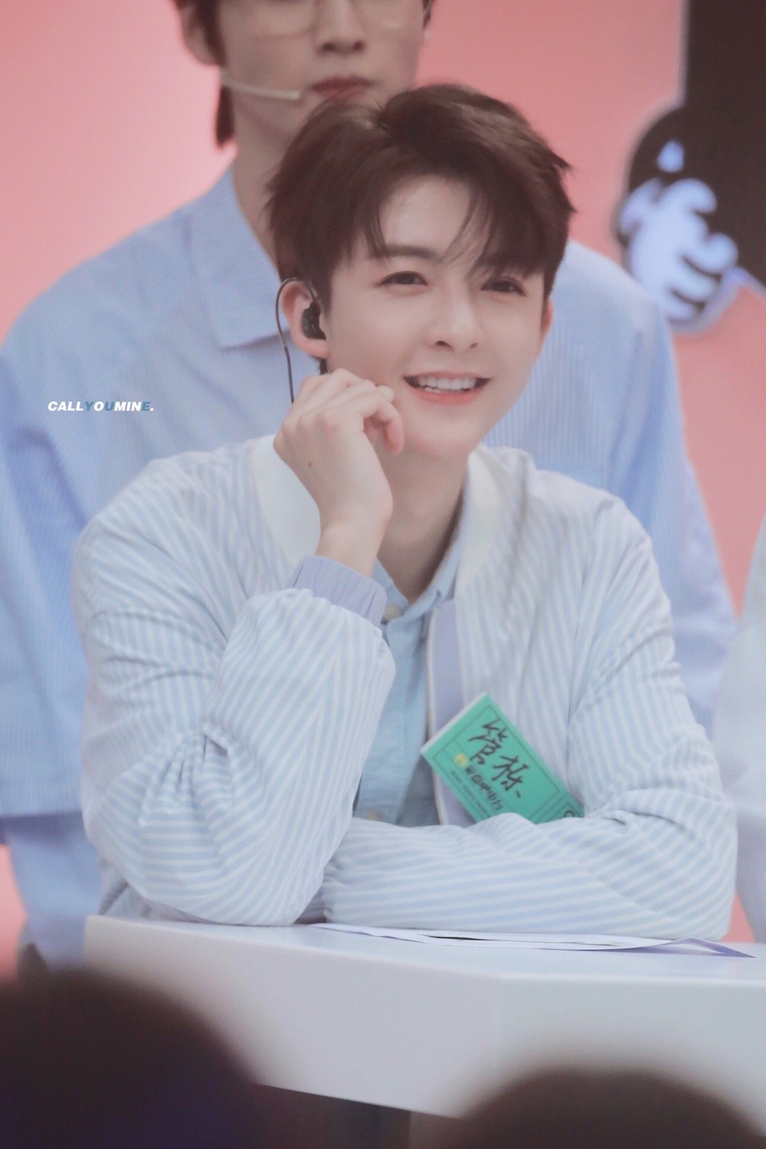 管栎见面吧电台上班饭拍今天依旧是那个笑容超暖的小栎～糖果色系的