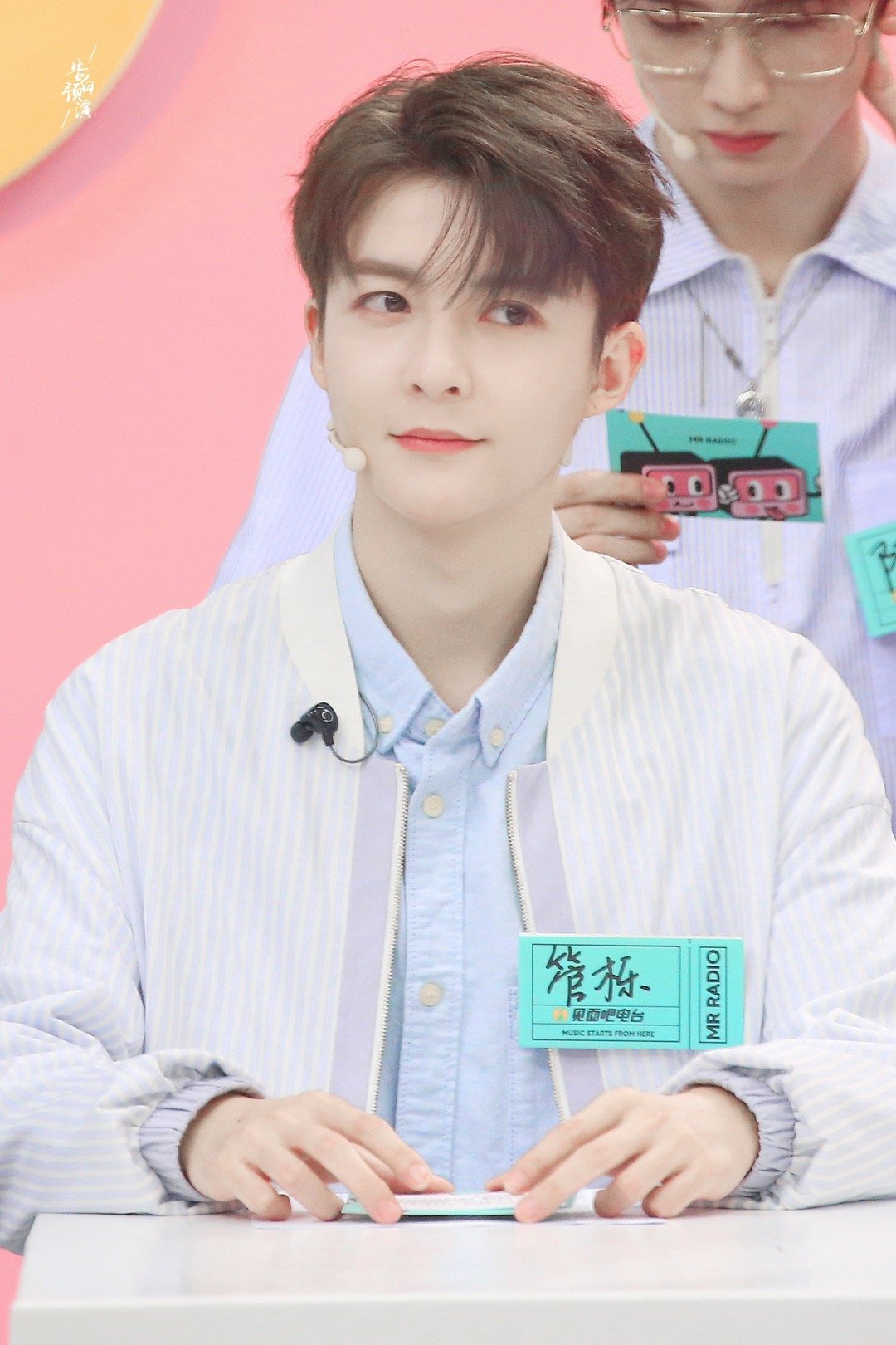 管栎见面吧电台上班饭拍今天依旧是那个笑容超暖的小栎～糖果色系的