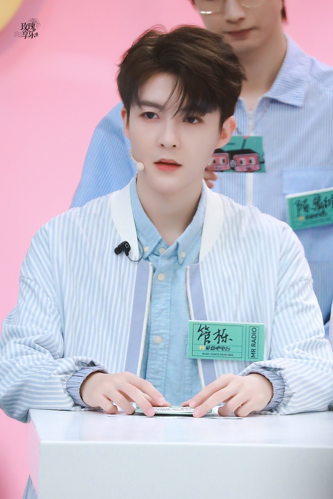 管栎见面吧电台上班饭拍今天依旧是那个笑容超暖的小栎～糖果色系的