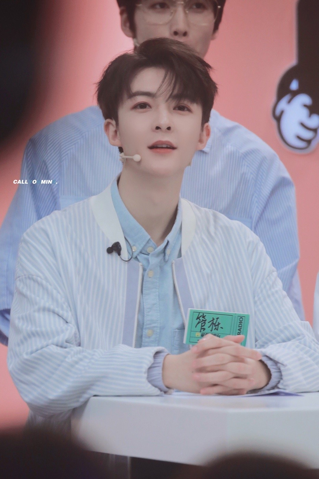 管栎见面吧电台上班饭拍今天依旧是那个笑容超暖的小栎糖果色系的