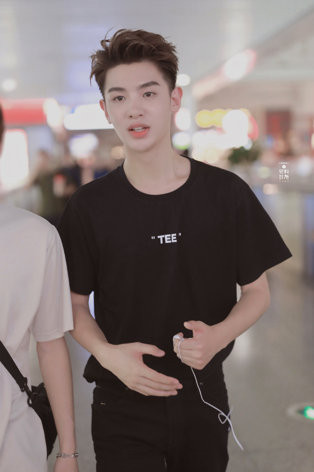 今日份的可爱小贾,清爽短发搭配简单t恤|黄明昊|短发|t恤_新浪新闻