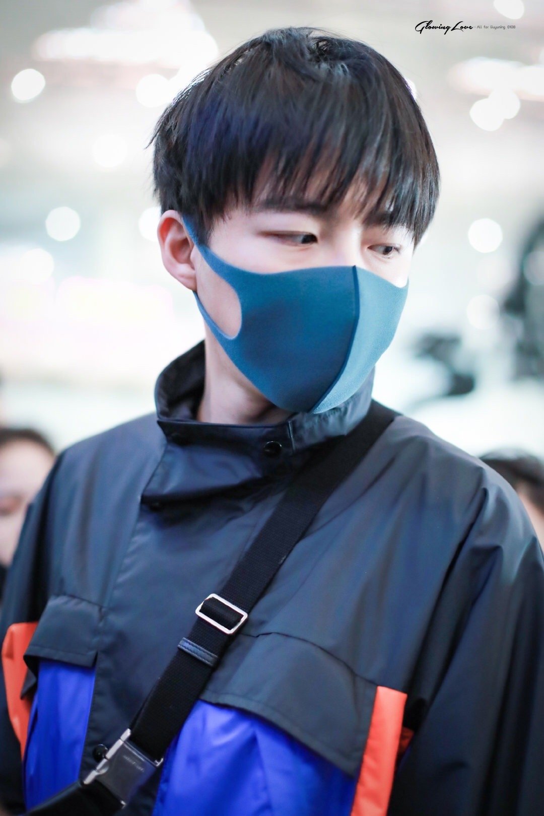 刘宇宁现身北京首都机场深色运动装 蓝色口罩的顺毛宁哥期待成都