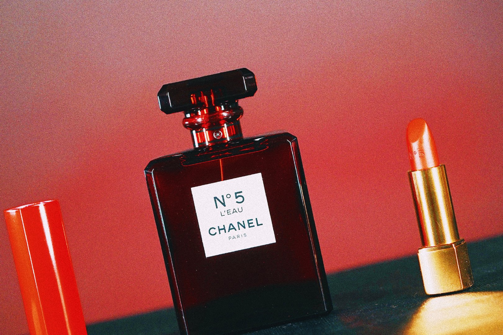 记得第一次看到香奈儿五号香水系列红色限量版的时候