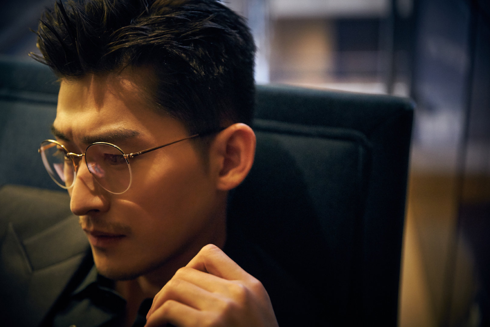 今日@张翰 以一身黑色西装搭配金丝边眼镜亮相北京电影节闭幕式红毯