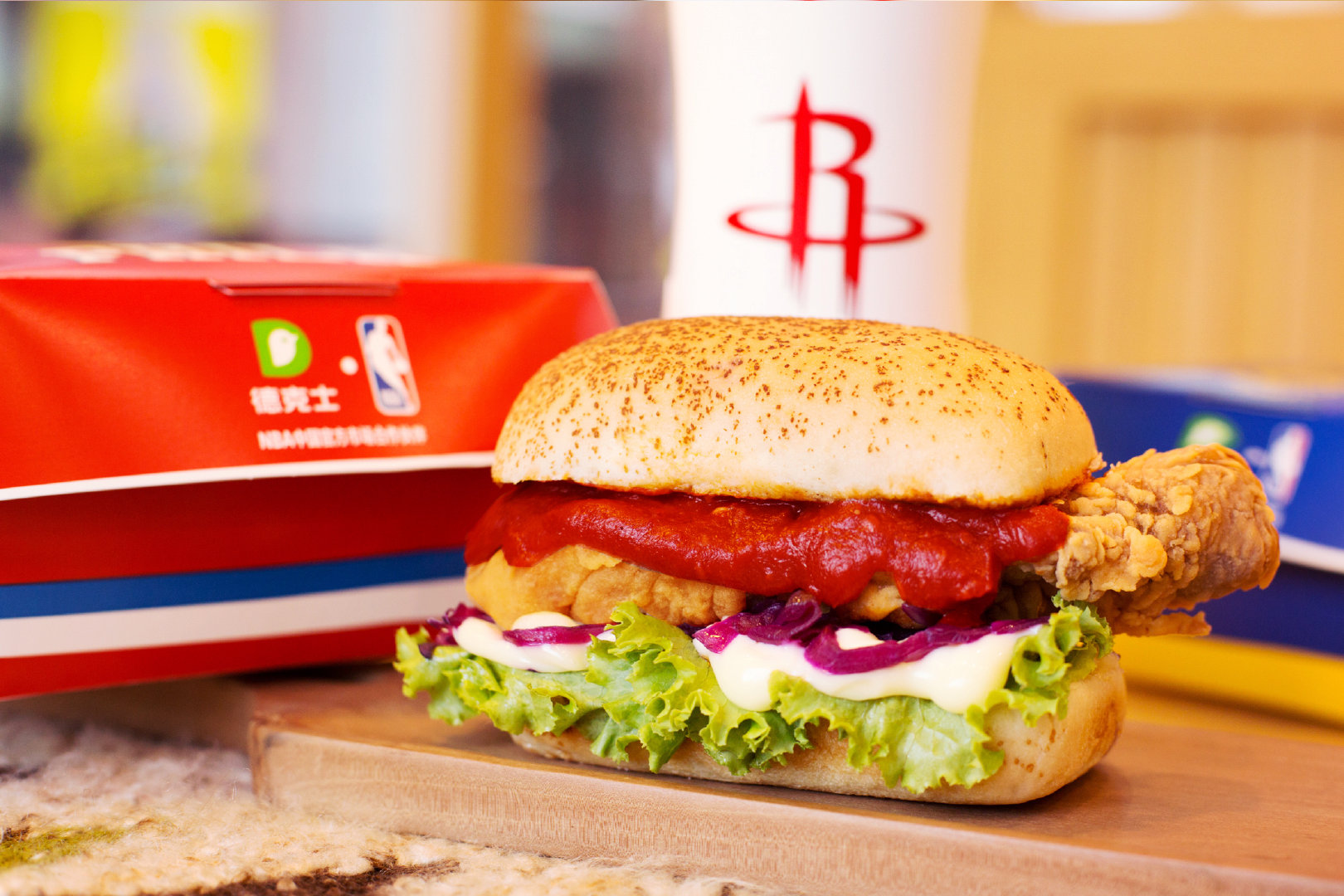 德克士出了新品霸王手枪腿堡!还请了洛天依做代言