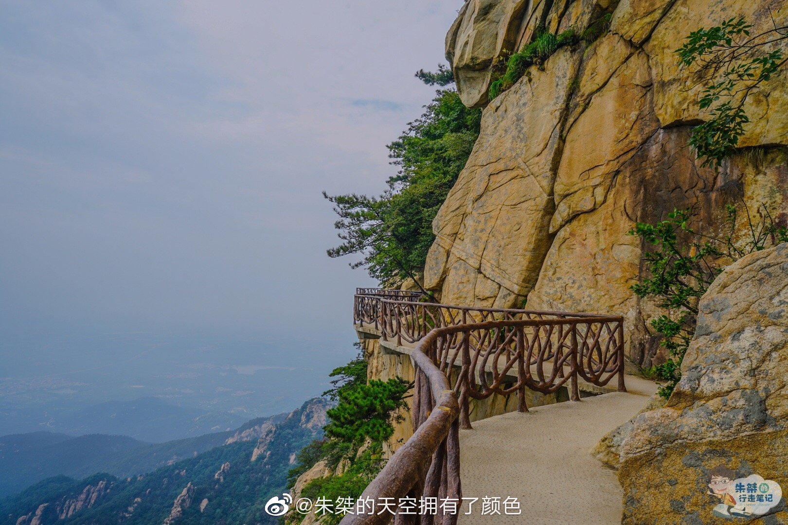 龟蒙景区是沂蒙山旅游区主峰所在地,主峰龟蒙顶海拔1156米