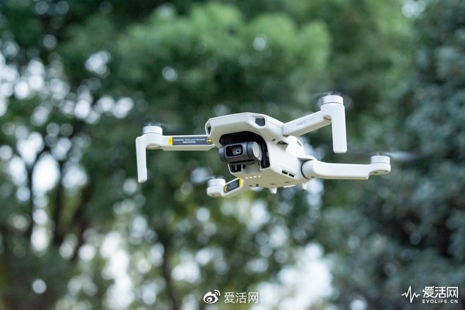 2017年spark创下了大疆无人机体型小型化的记录,如果不是当时大疆的