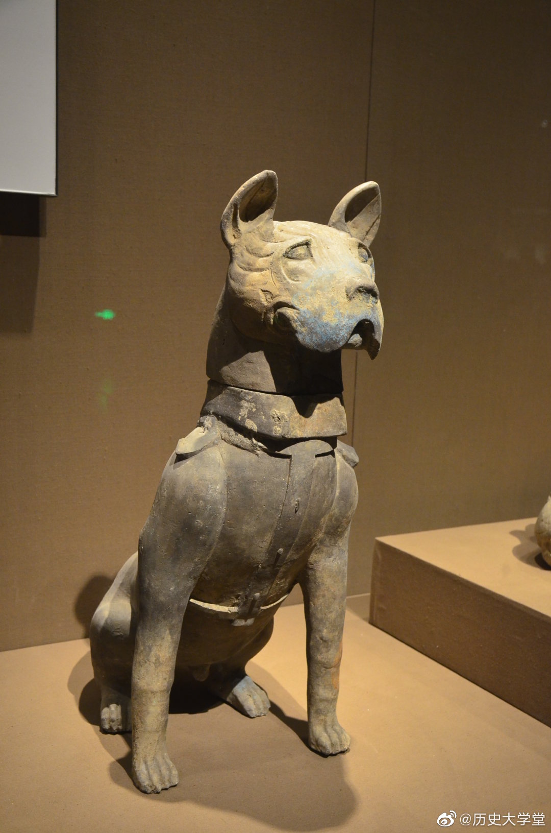 东汉的陶狗,其功能是什么? 汉代的厚葬习俗盛行,陪葬器物种类繁多