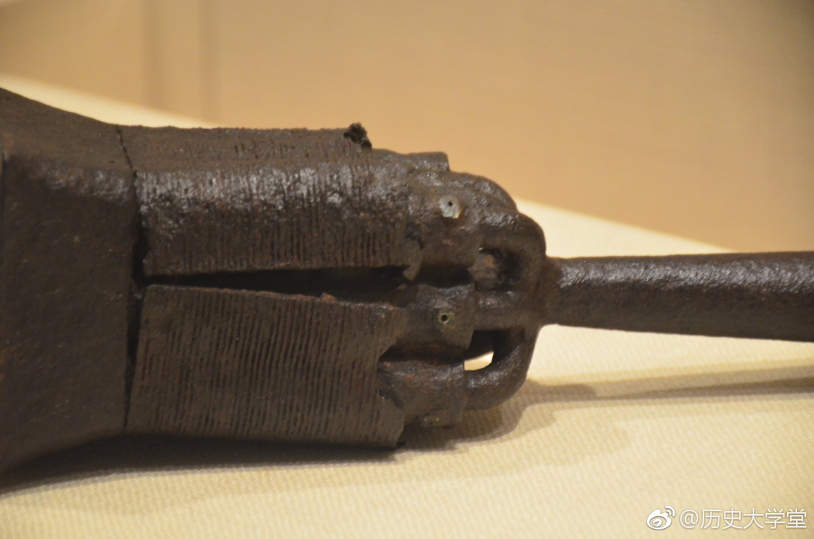 这是清朝的九孔火铳,其特点是九弹齐发造成杀伤面较大