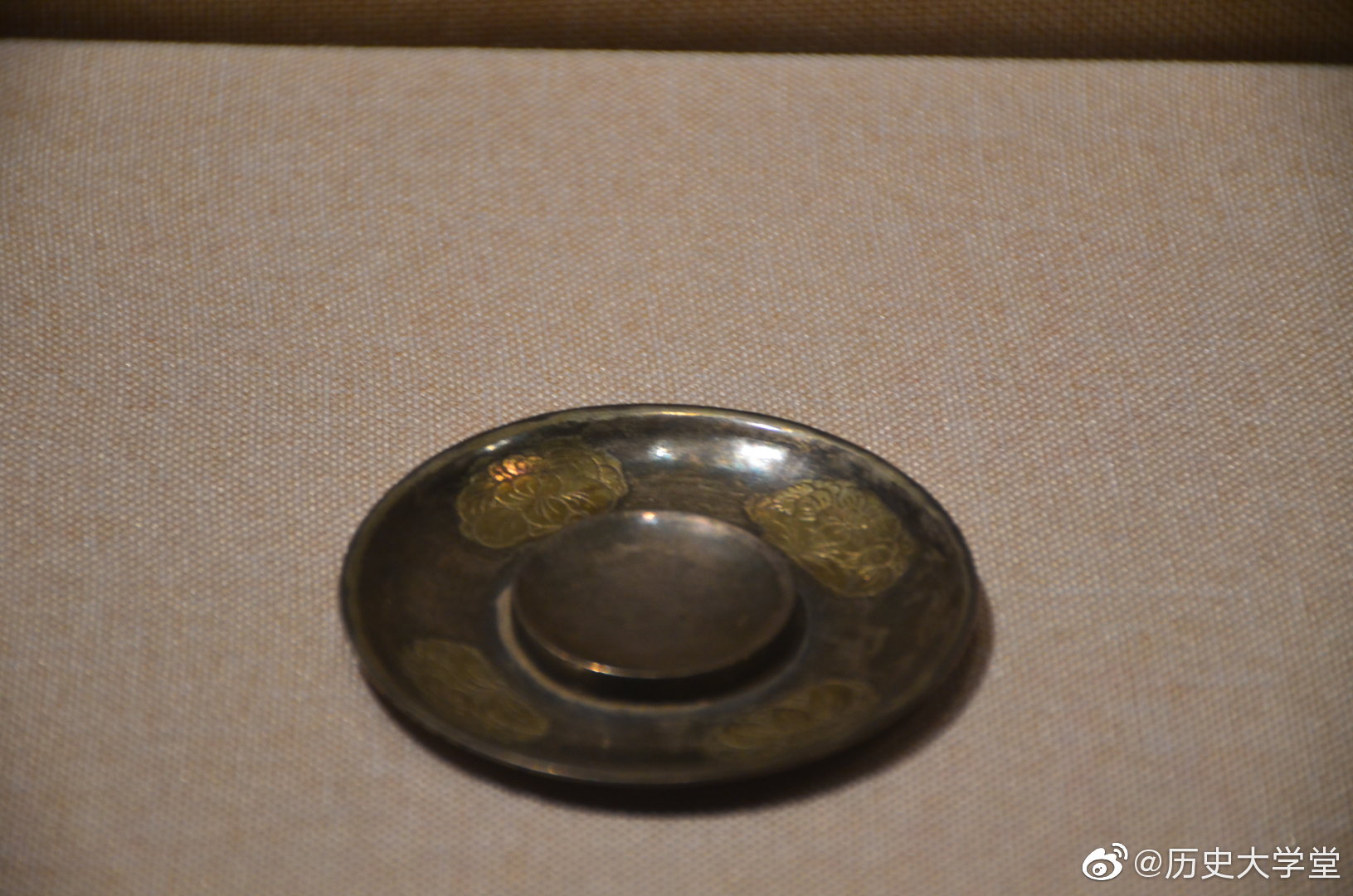 这是唐朝宝相花银茶托外形为浅盘形小圈足中央下凹处放置茶杯