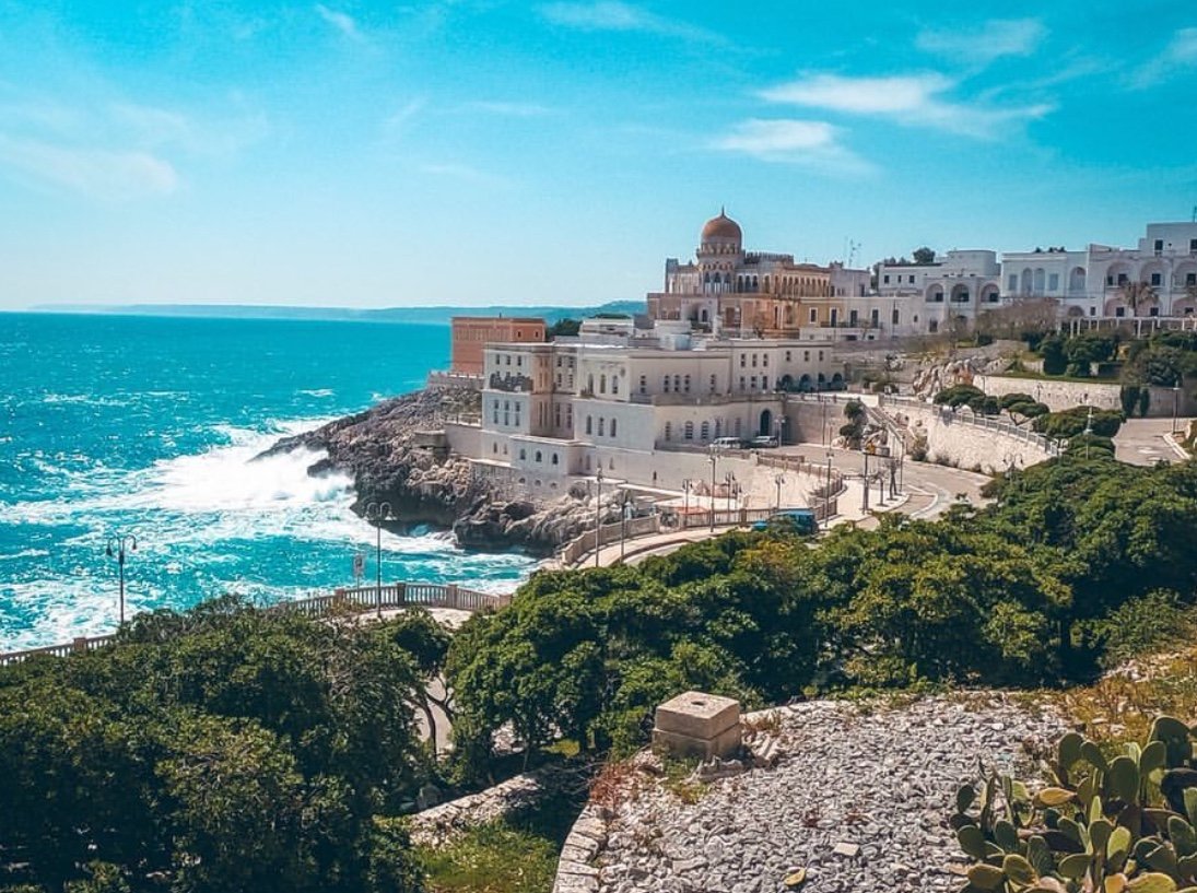 意大利普利亚大区的萨兰托海岸蓝绿色的清澈海水