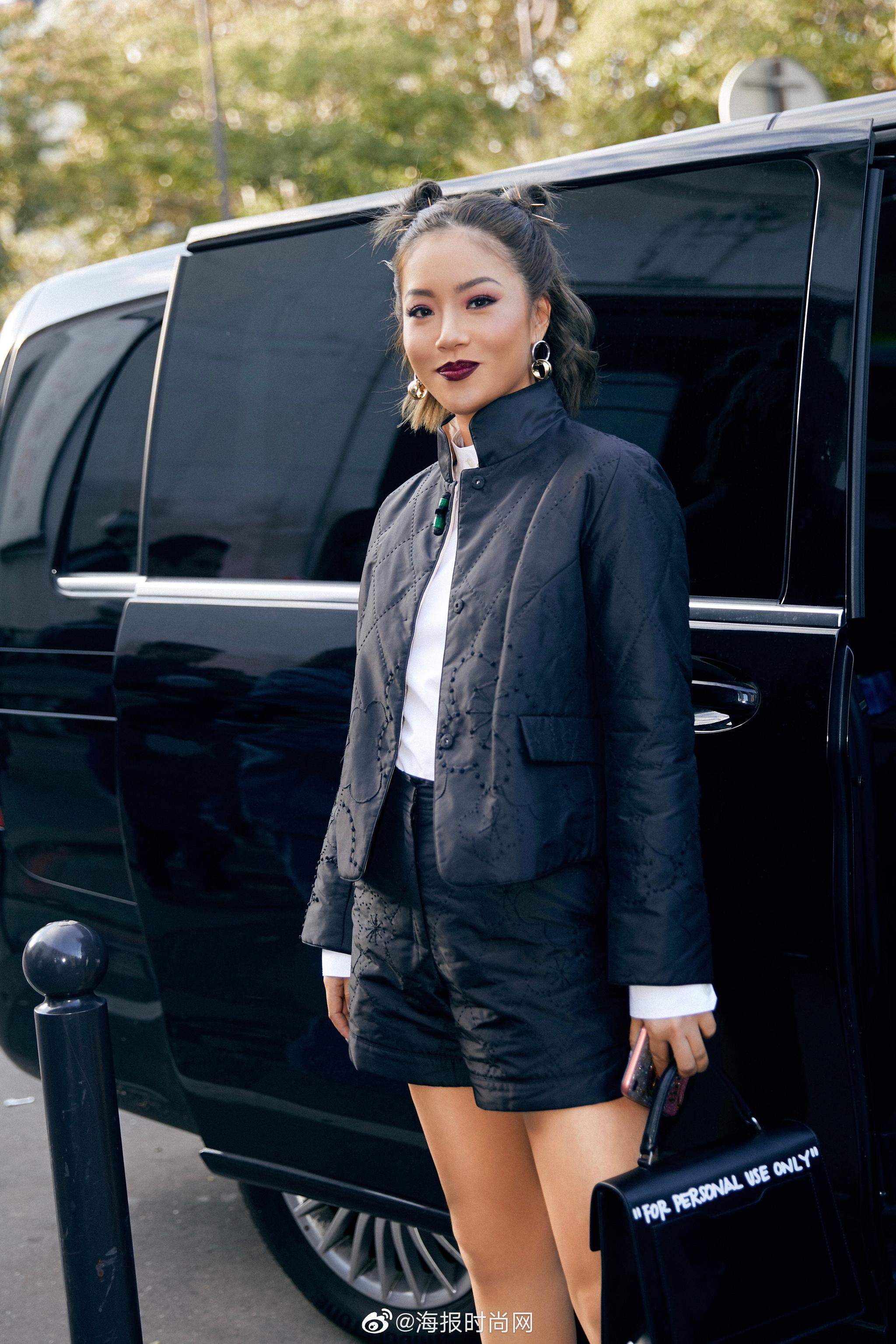 王菊 现身夏姿陈秀场,黑色中国风刺绣套装,元气满满,鬼马精灵