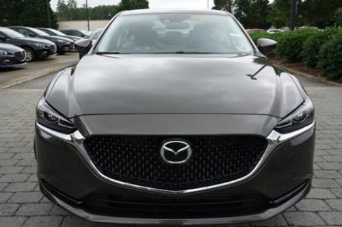 从外观上看,2019款马自达6依旧采用了品牌家族式的"魂动"设计理念.