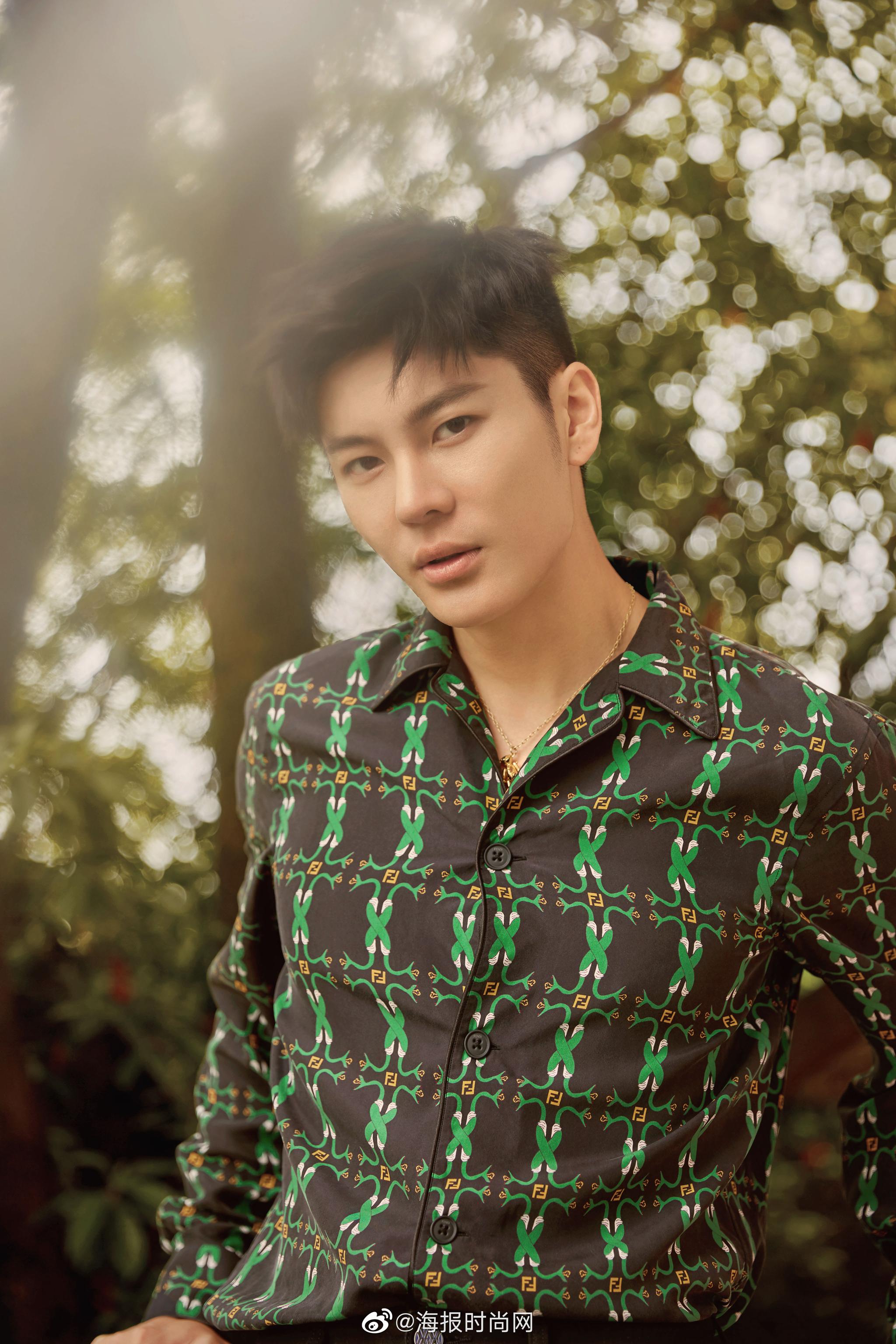 演员@王嘉jevon 身穿@fendi 印花长袖衬衫搭配@verri官博 黑色长裤