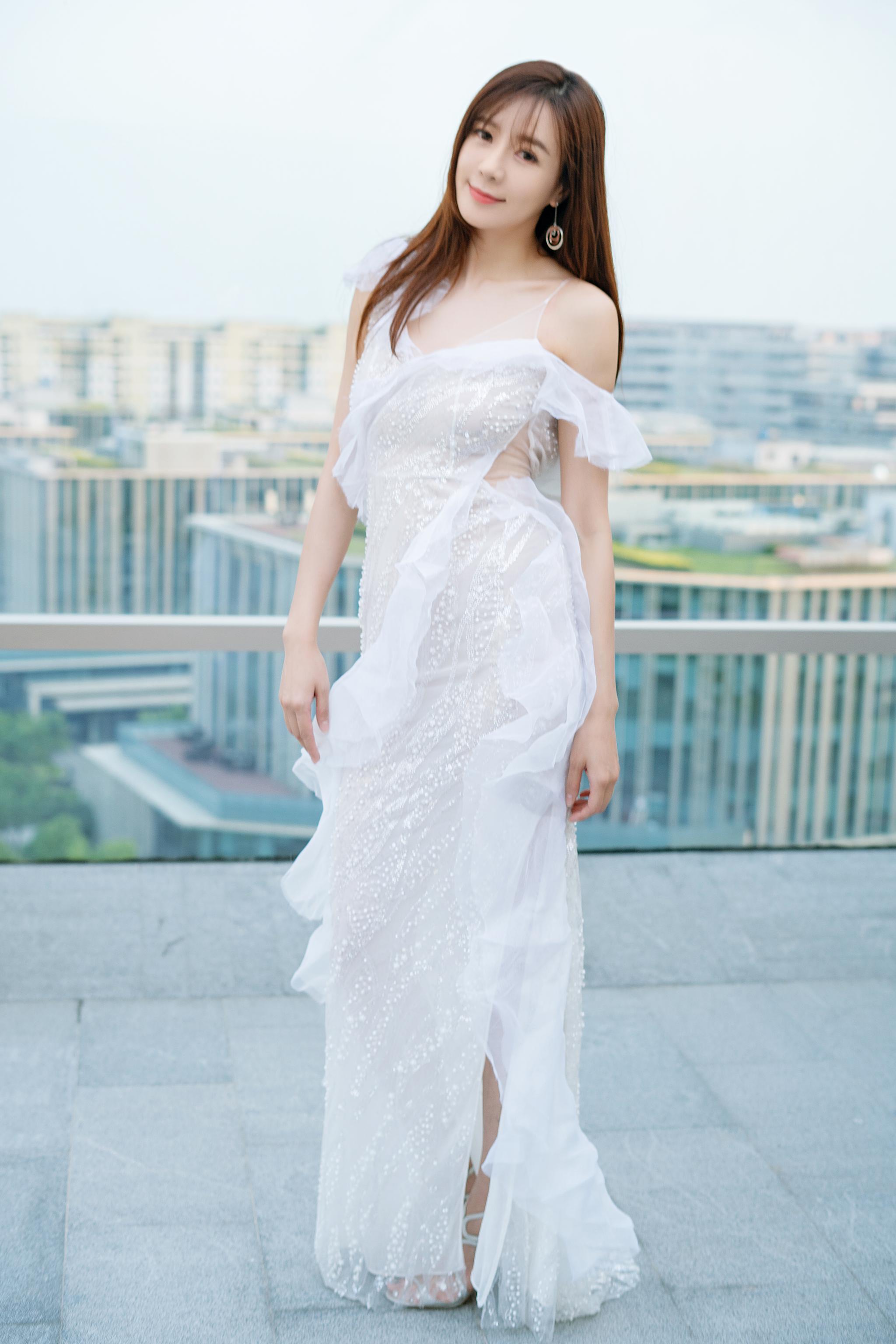 周韦彤参加红毯嘉宾,白色性感露肩礼裙仙气飘飘,美颜动人