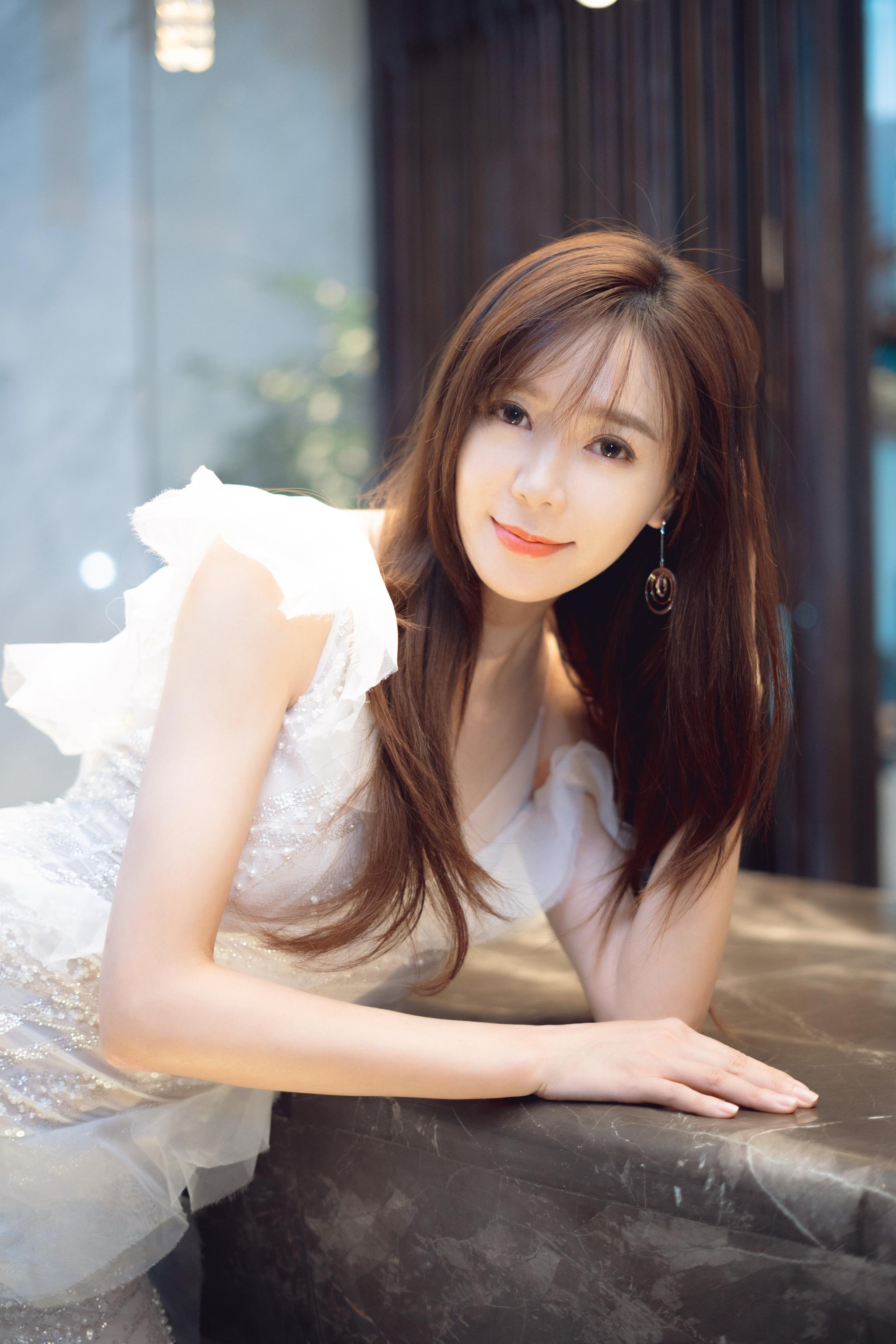 周韦彤参加红毯嘉宾,白色性感露肩礼裙仙气飘飘,美颜动人