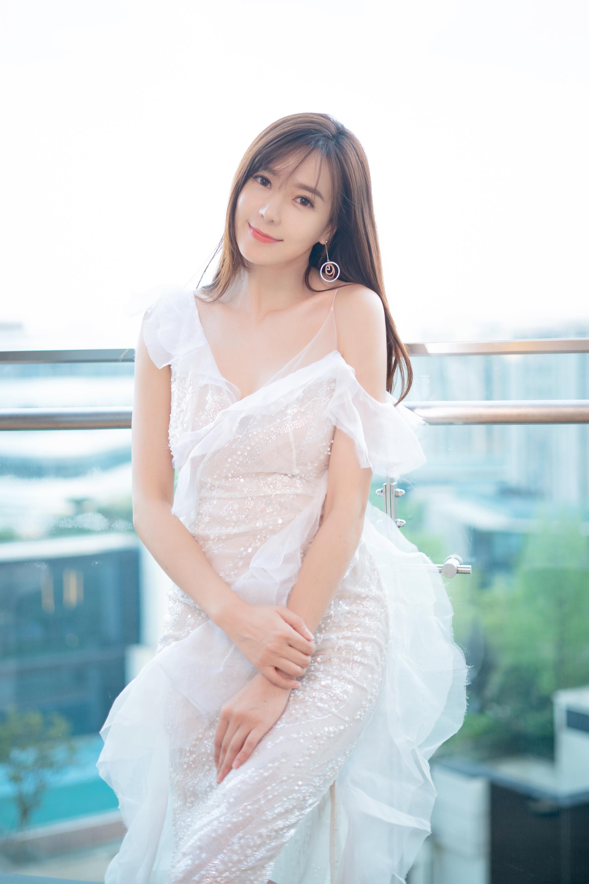 周韦彤参加红毯嘉宾,白色性感露肩礼裙仙气飘飘,美颜动人