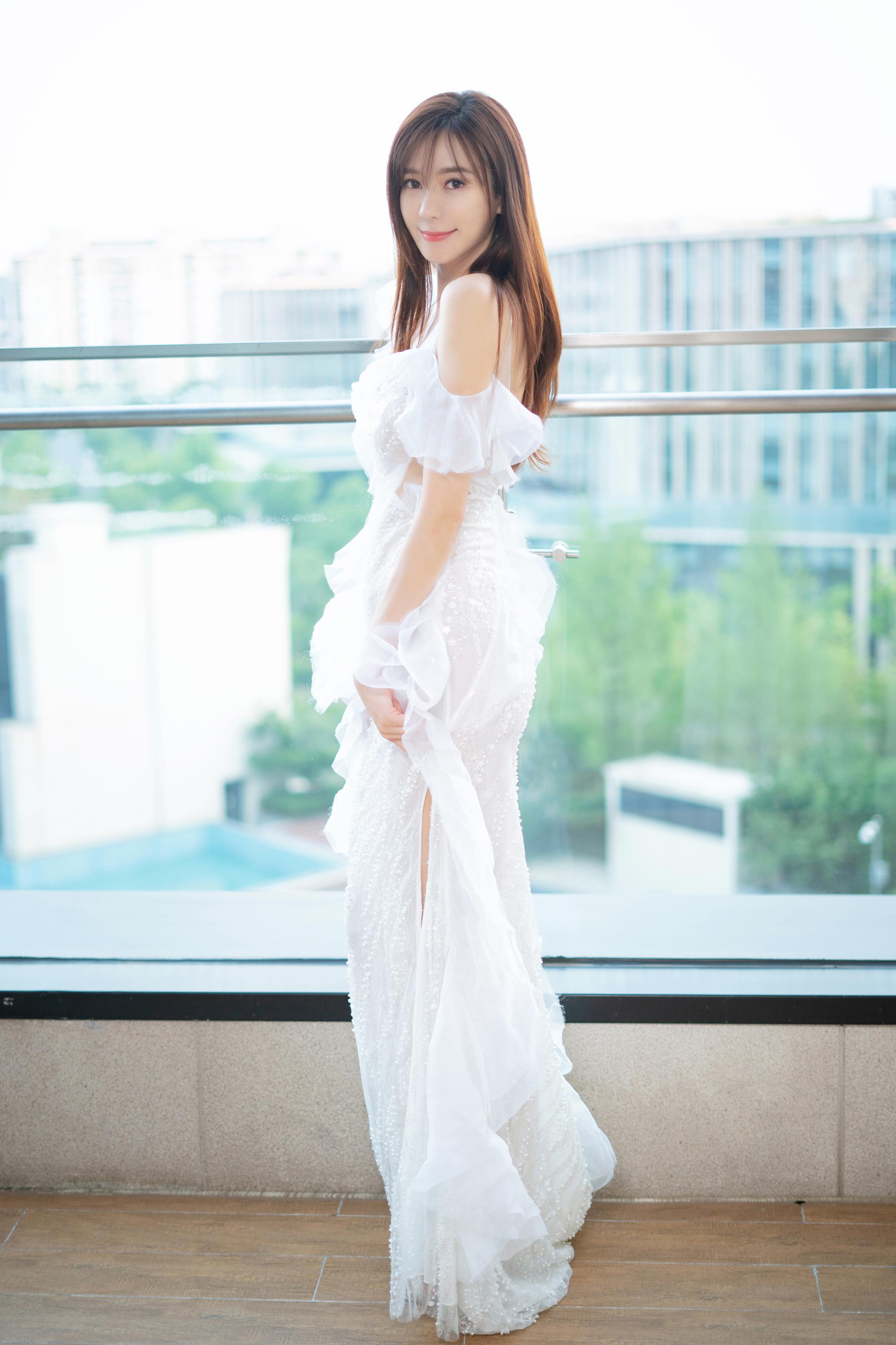 周韦彤参加红毯嘉宾,白色性感露肩礼裙仙气飘飘,美颜动人