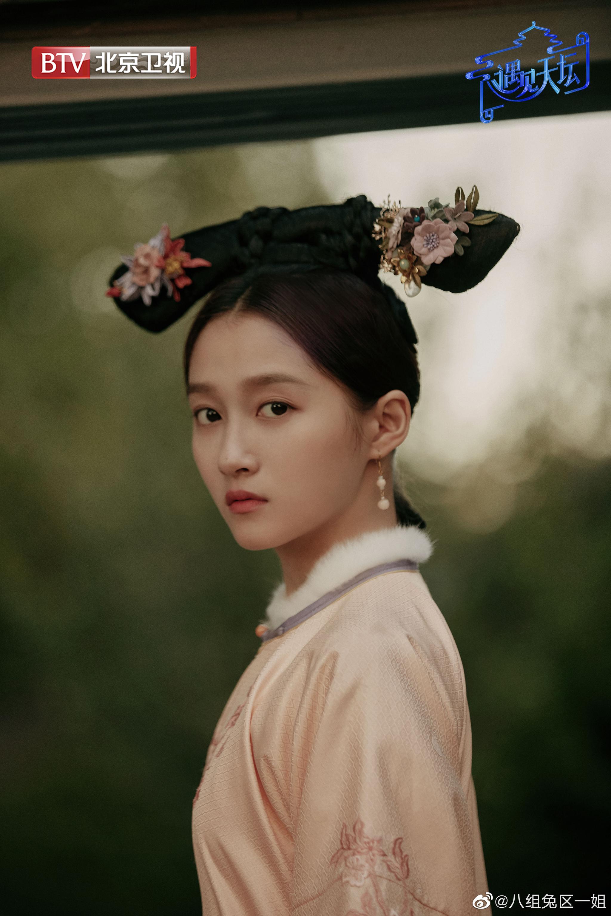 这位穿粉色清宫装的是哪家的小公主关晓彤大眼睛水灵灵的