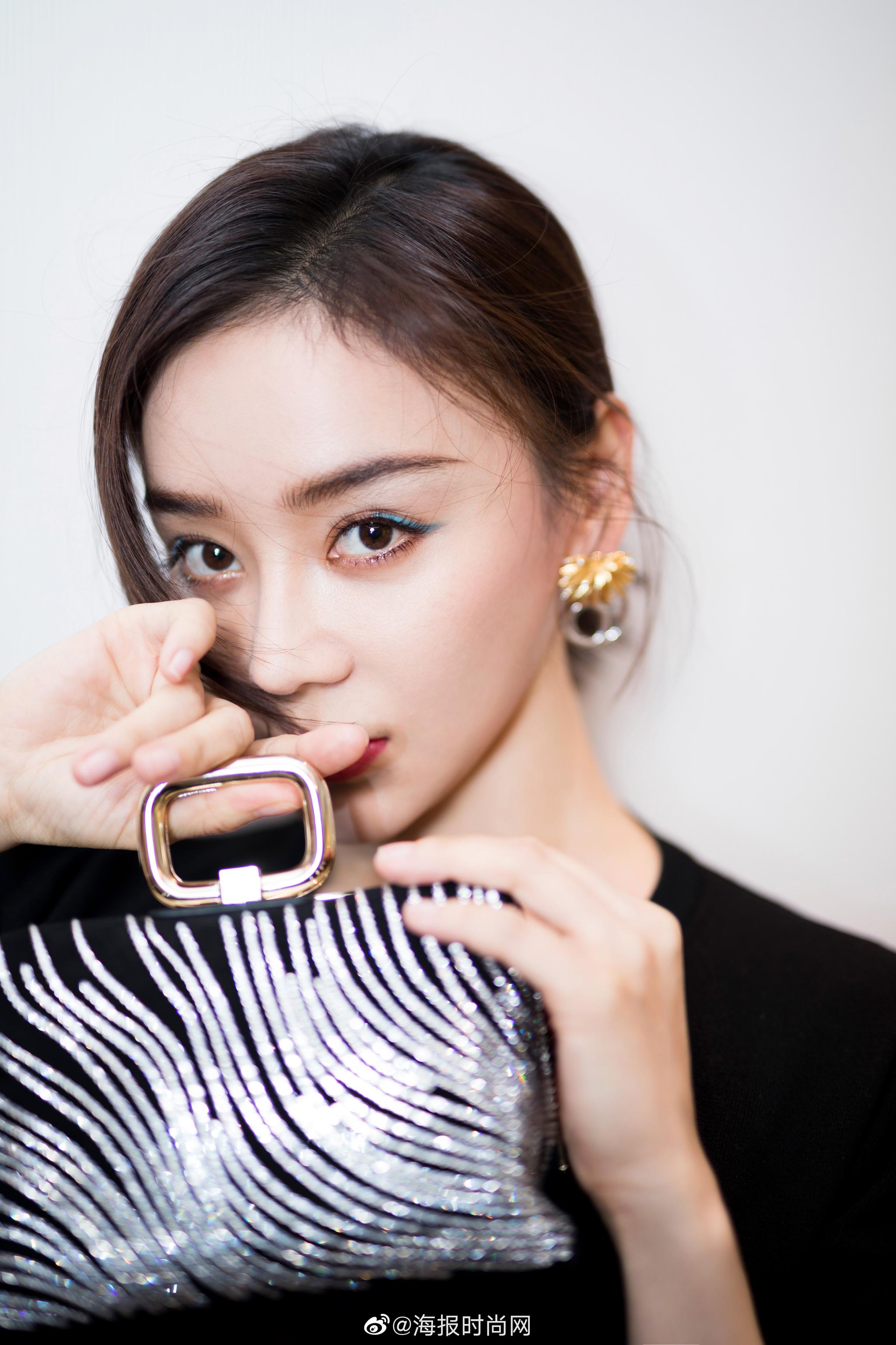 袁姗姗 霜降节气妆上线,蓝色眼线勾勒眼部轮廓,整体妆容清亮惹眼