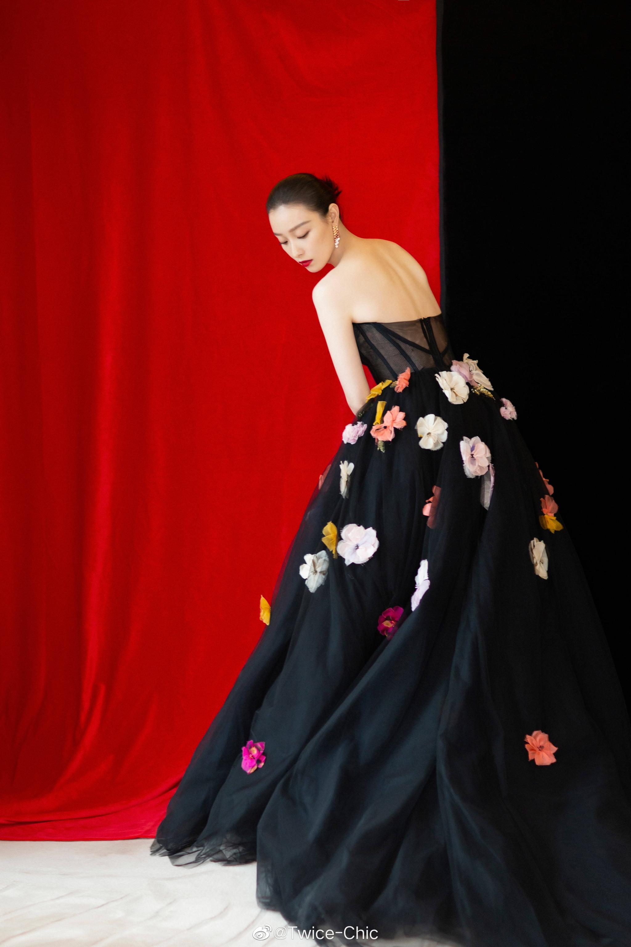 倪妮今晚2019时装之夜年度盛典红毯造型,黑色花朵束腰蓬裙