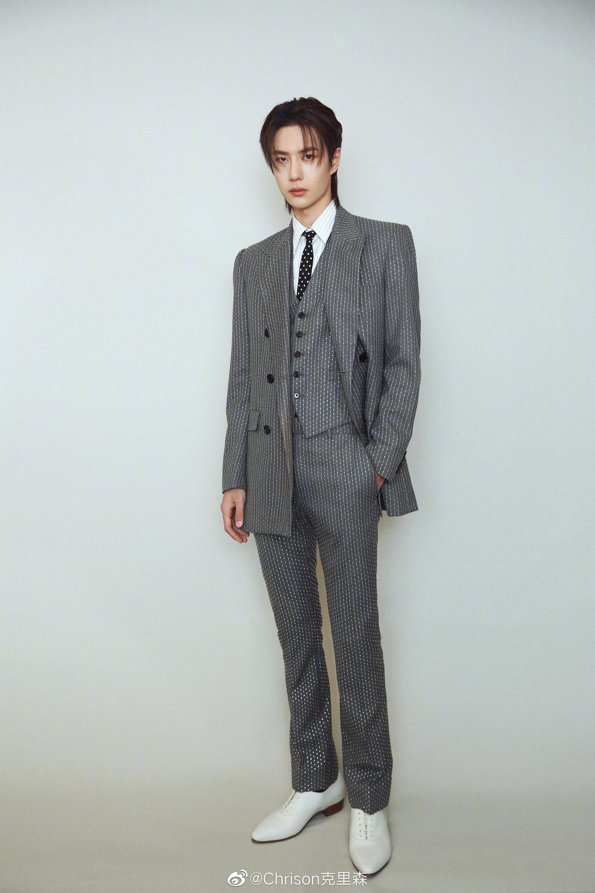 王一博身穿celine垫肩复古套装,亮相星光大赏_高清图集_新浪网