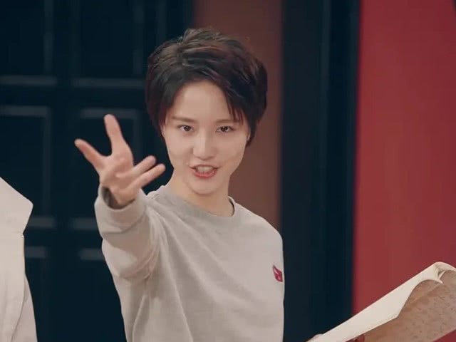 爱情公寓5诸葛大力长发短裙看起来非常可爱像个小仙女