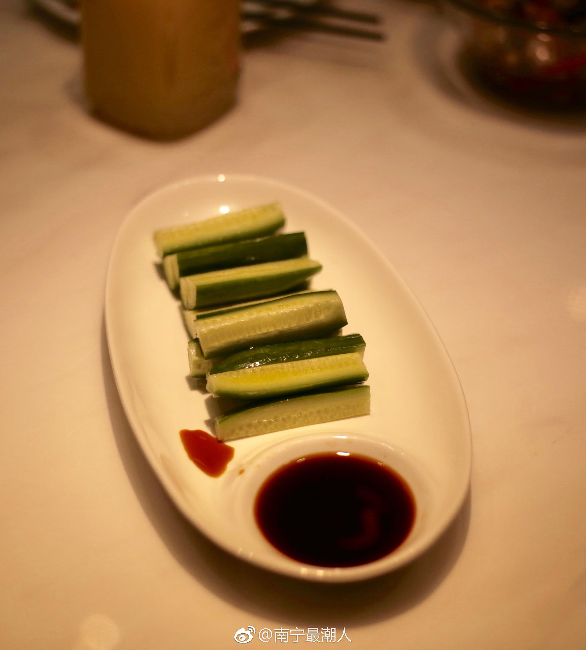 节目辣椒树湘菜餐厅,剁椒鱼头,羊肉干锅火锅,清脆的芥末黄瓜,特别下饭