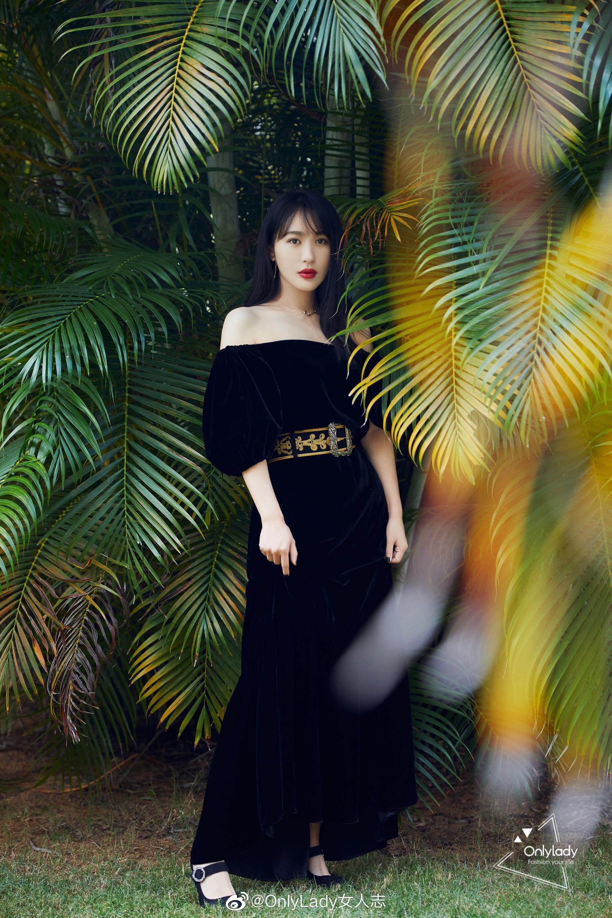 李菲儿love 参加 ,一身黑色长裙惊艳亮相,披肩发与红唇的装扮_高清