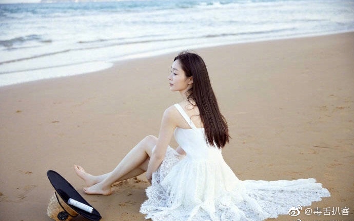 宋轶真的白到发光,还发文和大家分享了自己防晒美白的方法