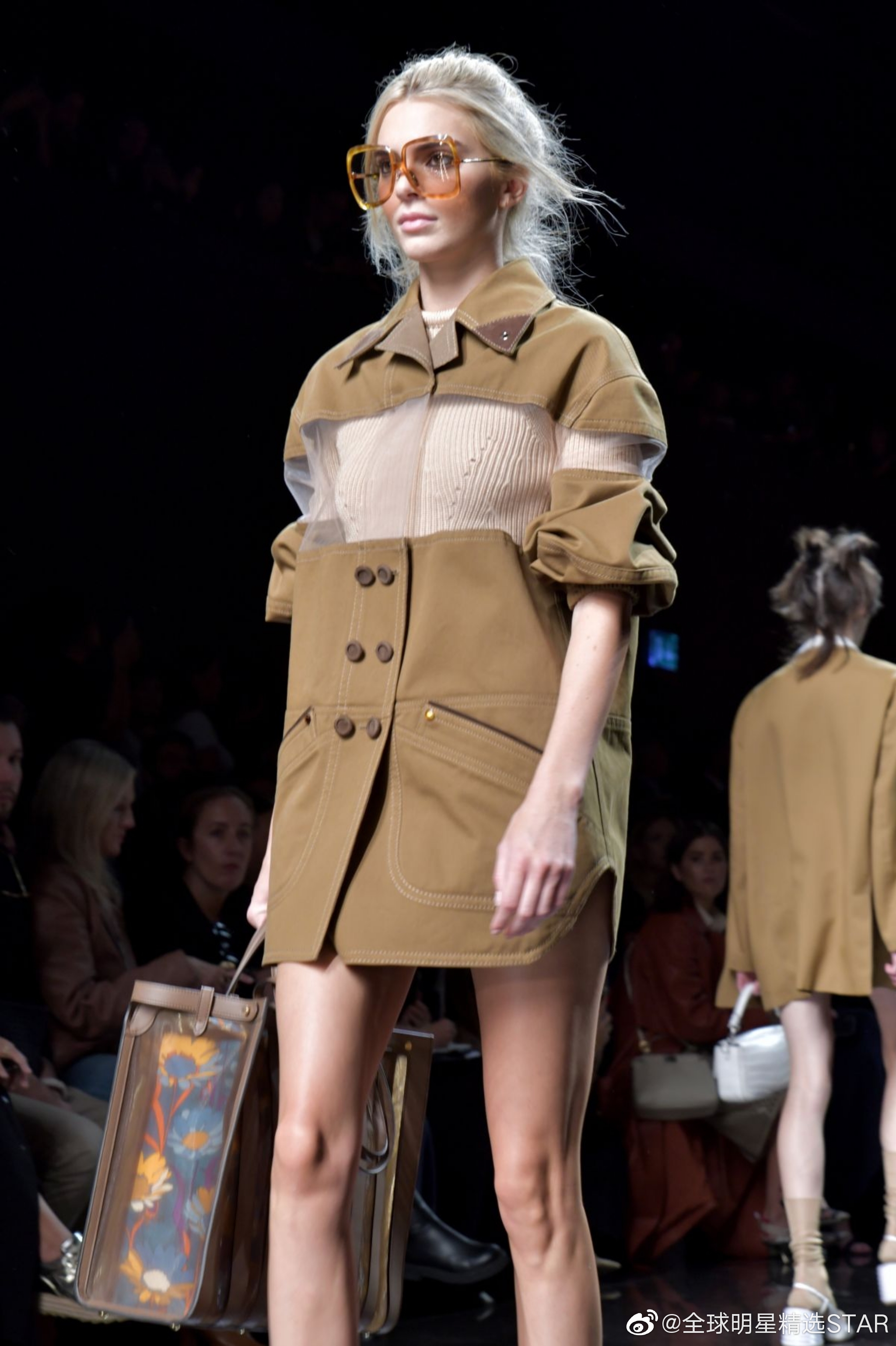 肯达尔·詹娜不愧是一线超模,霸气走台,真是气场十足