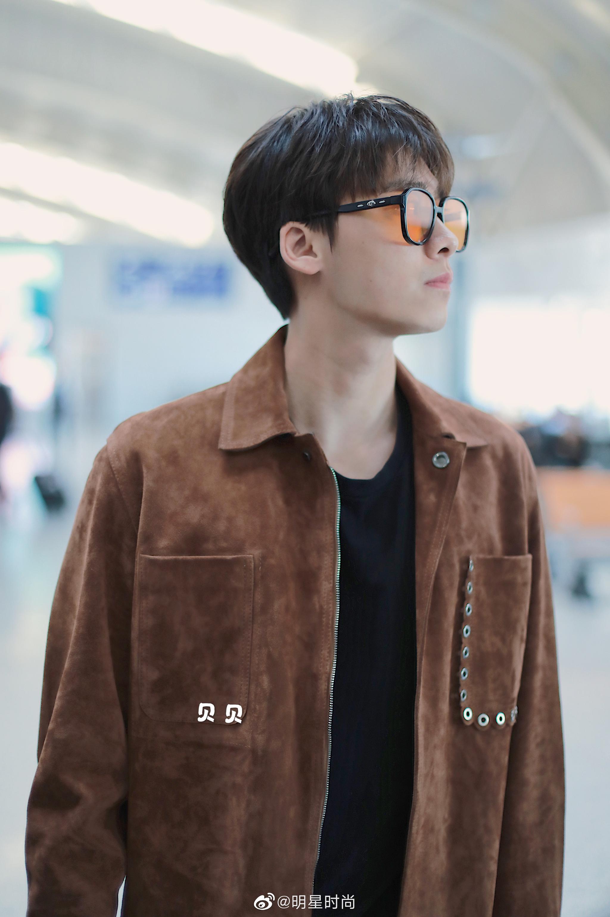 4月30日李易峰现身北京机场