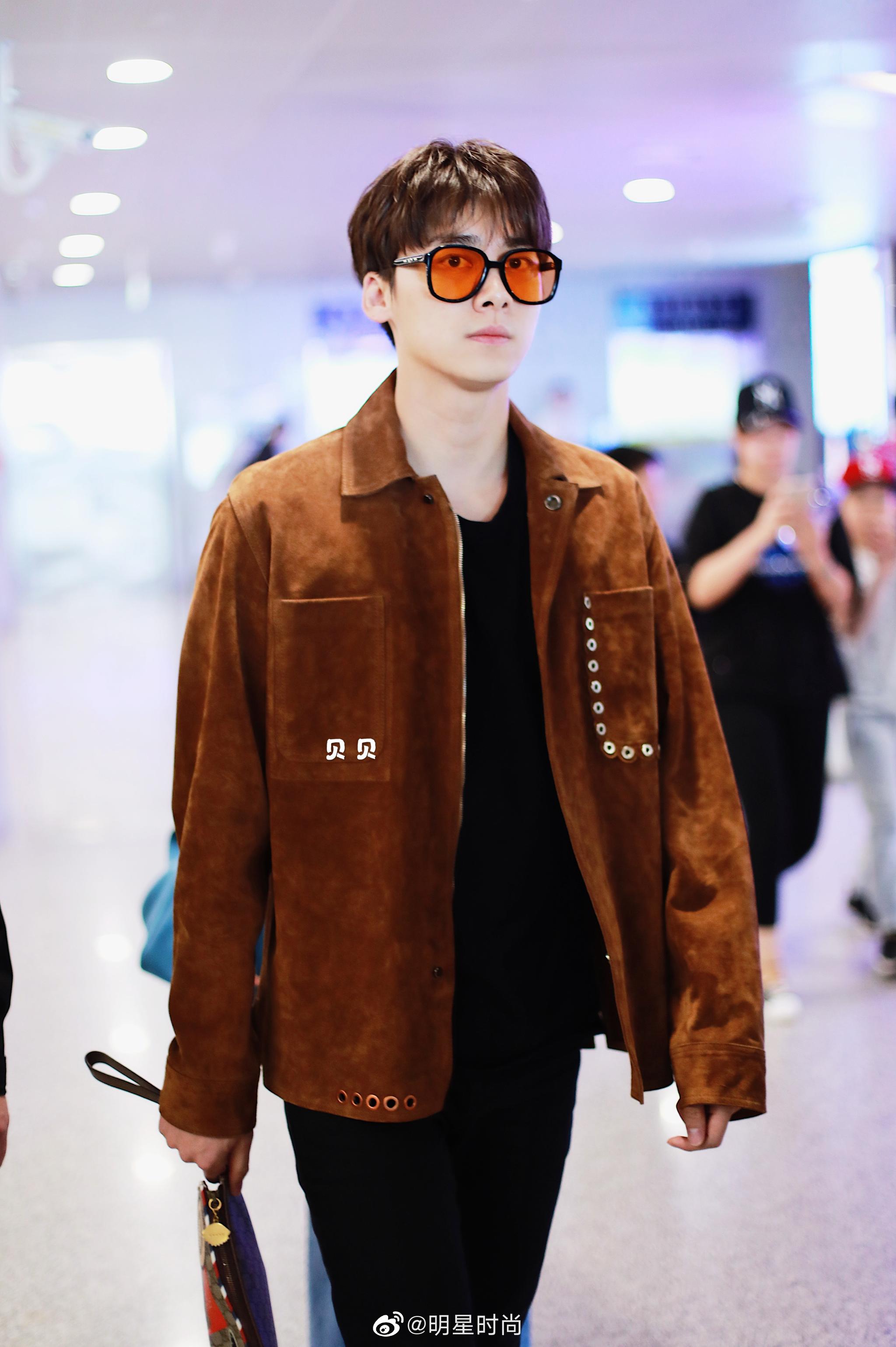 4月30日,李易峰现身北京机场|北京机场|李易峰|酷感_新浪新闻