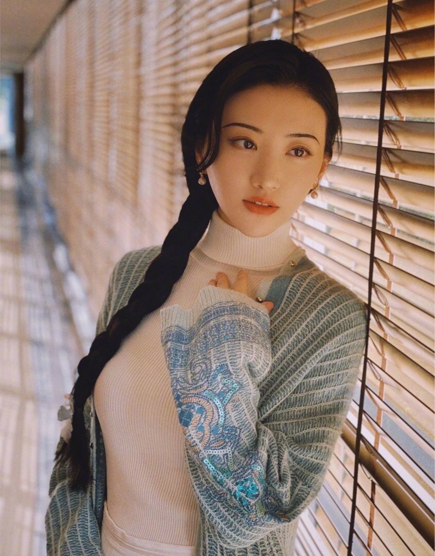 景甜的藤系麻花辫 柳叶眉,诠释起复古港风9393干净大气93_高清