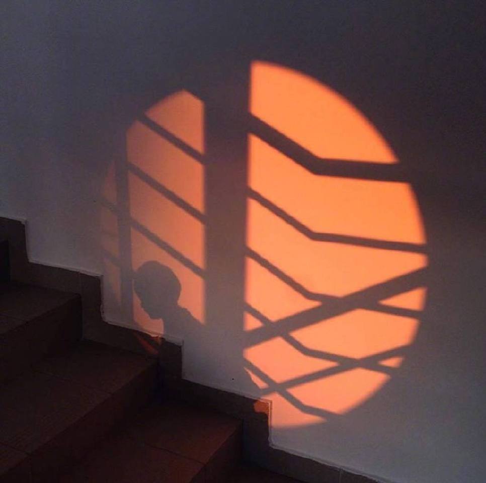 "斜坐在夕阳中,看照射在墙上斑驳的光影.