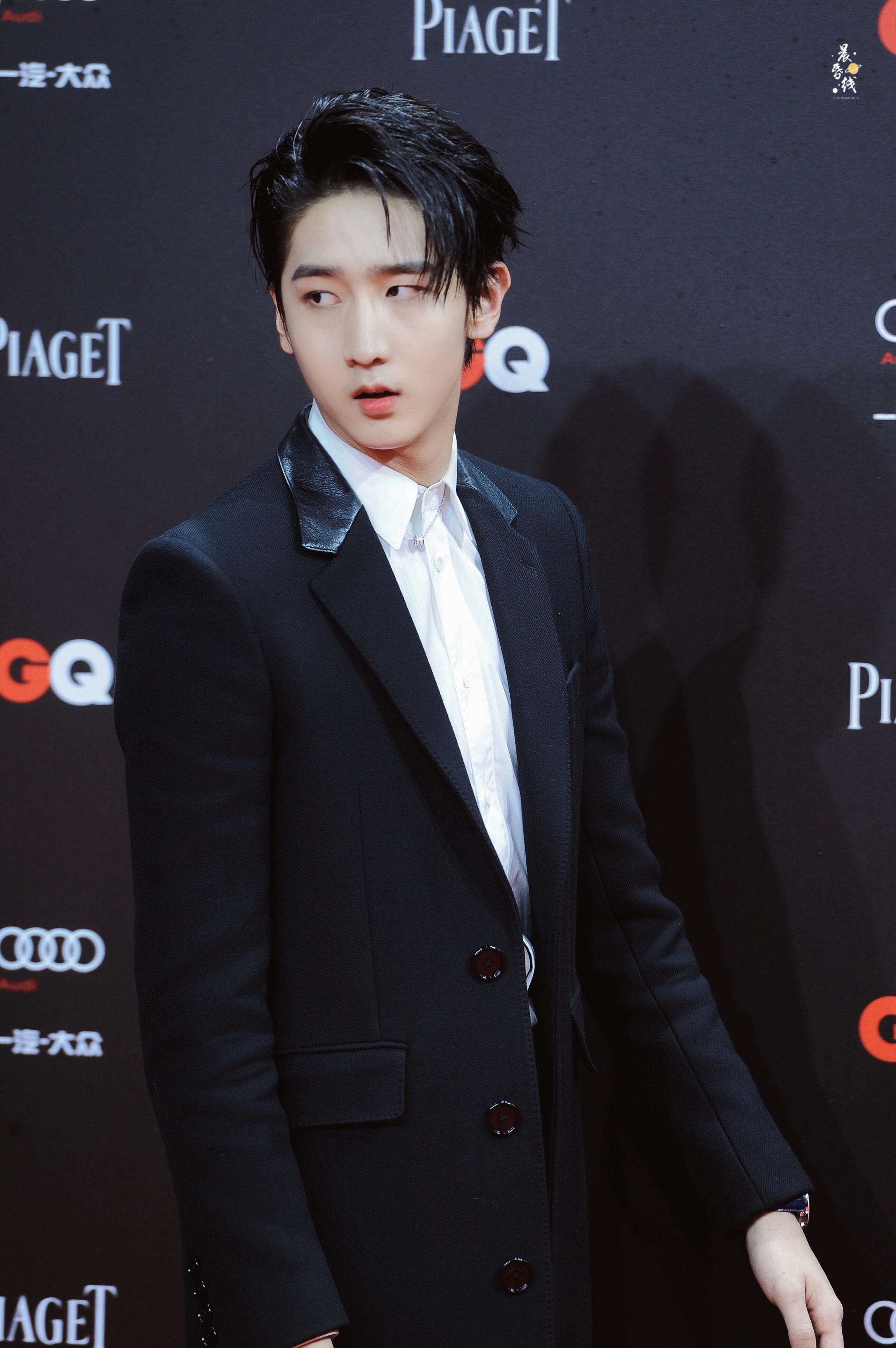 赵让智族gq红毯饭拍一身黑色西装 白衬衫 帅气有型的小少爷～@r1se