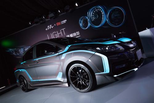 中国小伙发明"烧水汽车"获专利,奔驰积极研发,一箱水跑800km