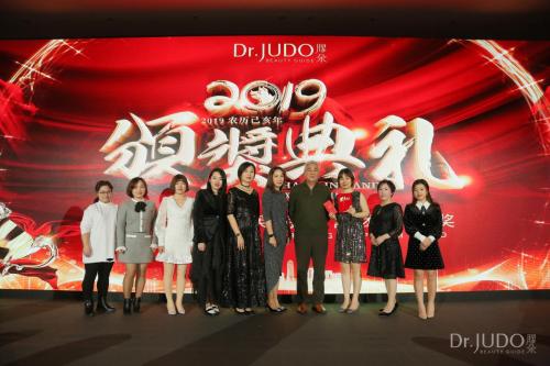 *upwell集团董事长林南光先生颁发团队荣誉奖项