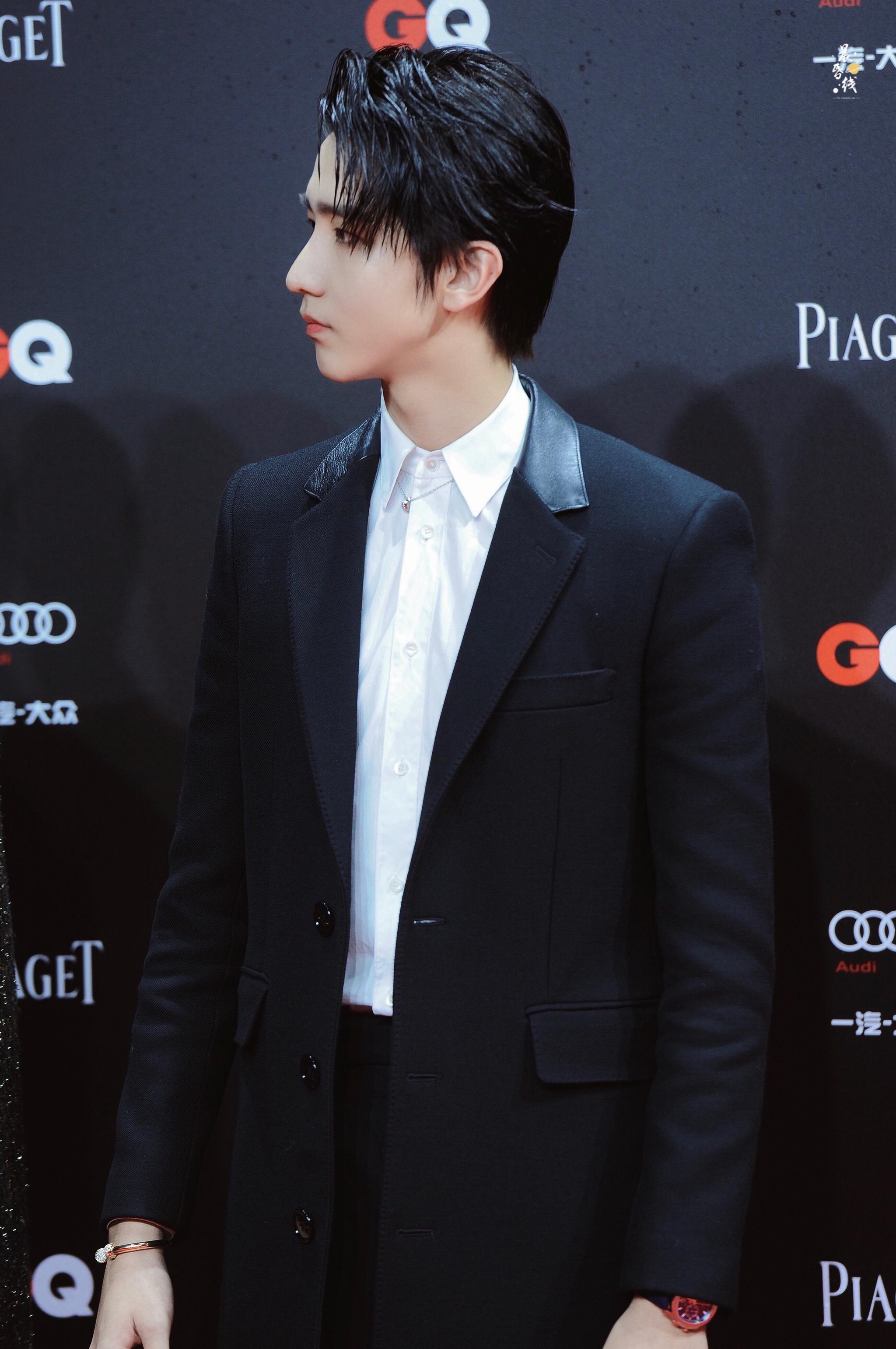 赵让智族gq红毯饭拍一身黑色西装 白衬衫 帅气有型的小少爷～@r1se