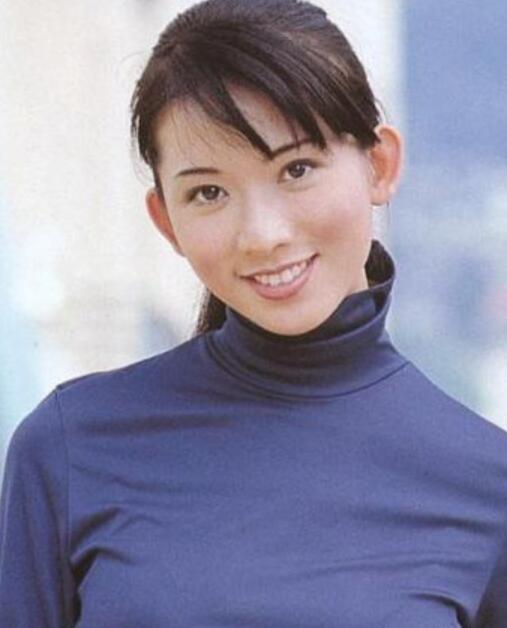 林志玲现在的鼻子相当的小巧,跟中学时代的肉鼻子不太一样.