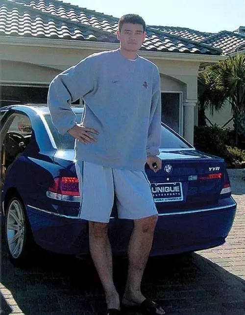 姚明还专门定做了宝马745,花了12万美元左右.