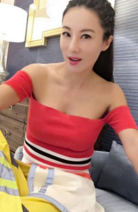 50岁大妈身材完爆18岁少女,与儿子十指紧扣遭热议|刘叶琳|身材|儿子