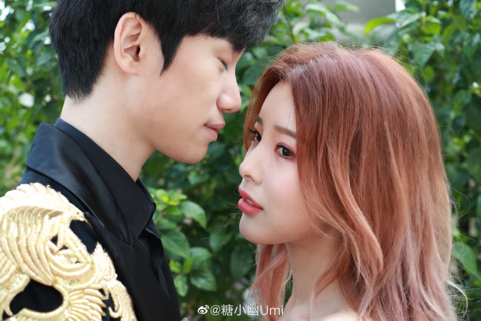 硬币哥的西装很帅气啊,和幽宝真般配!