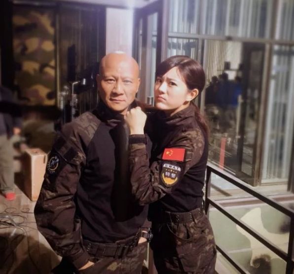 计春华的妻子刘芳毓比比他小17岁,也曾是一名演员,就是在《还珠格格》