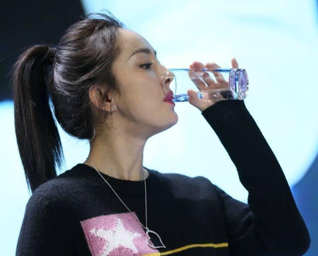 盘点娱乐圈明星喝水姿势大比拼: 有的端庄优雅, 有的霸气十足