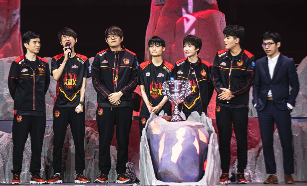 为应援没粉的fpx夺冠s9,全平台主播换封面加油!大场面八年一见