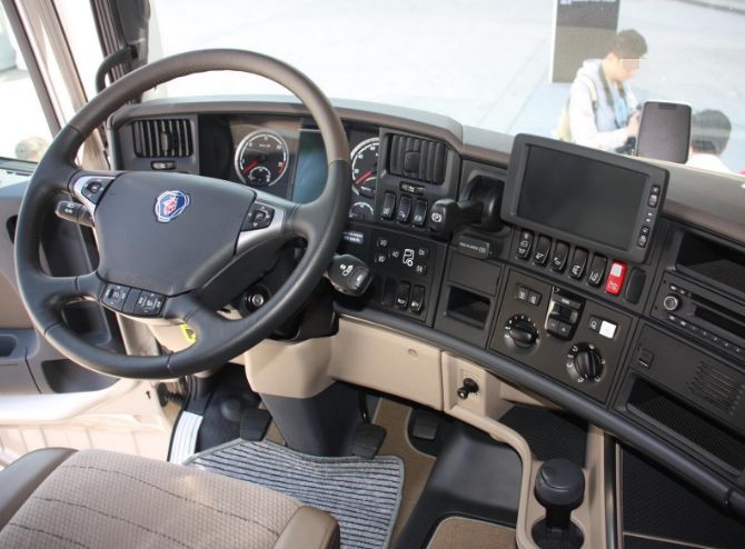 为啥现在卡车内部空间变大,卧铺也变得宽了?听听长途司机咋说的