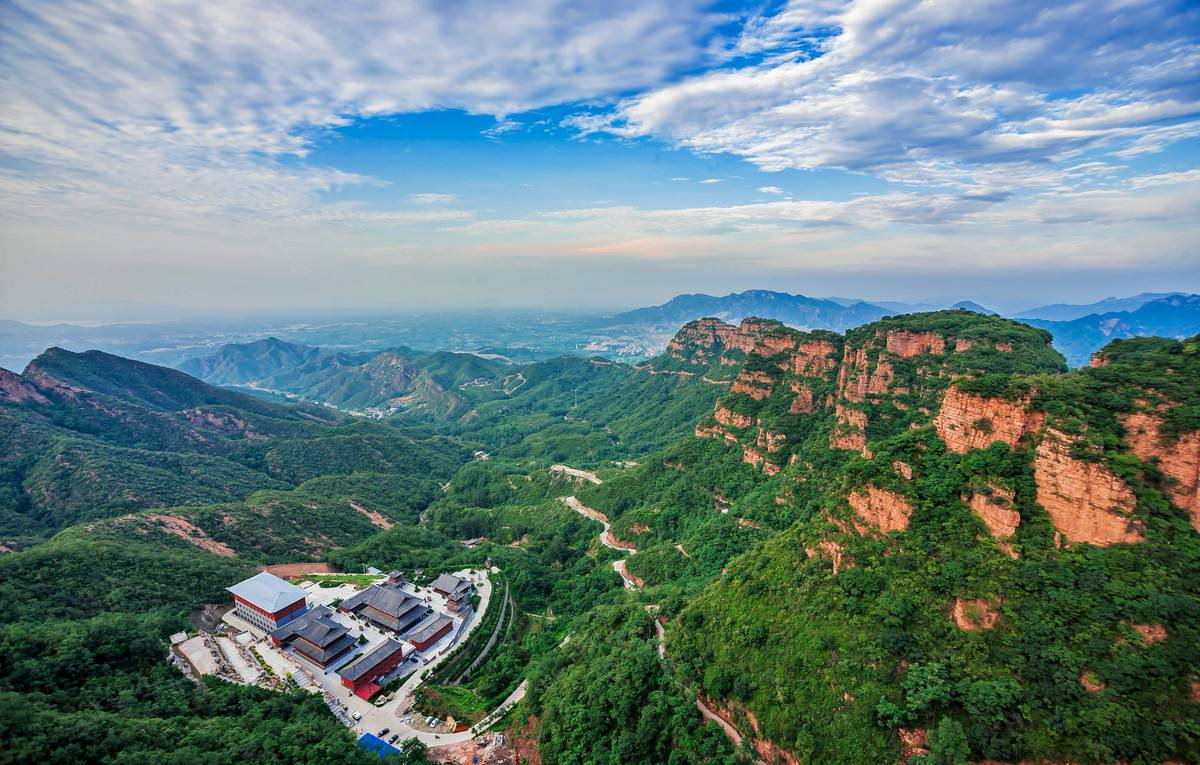 公路一路向西,不过1小时的车程,我们就到了位于平山县的红崖谷景区