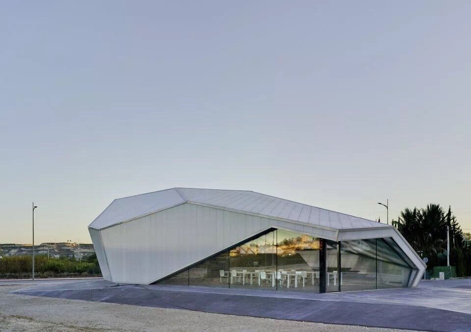 被半透明的双层聚碳酸酯墙面环绕的办公楼,充满着未来感的建筑外观会