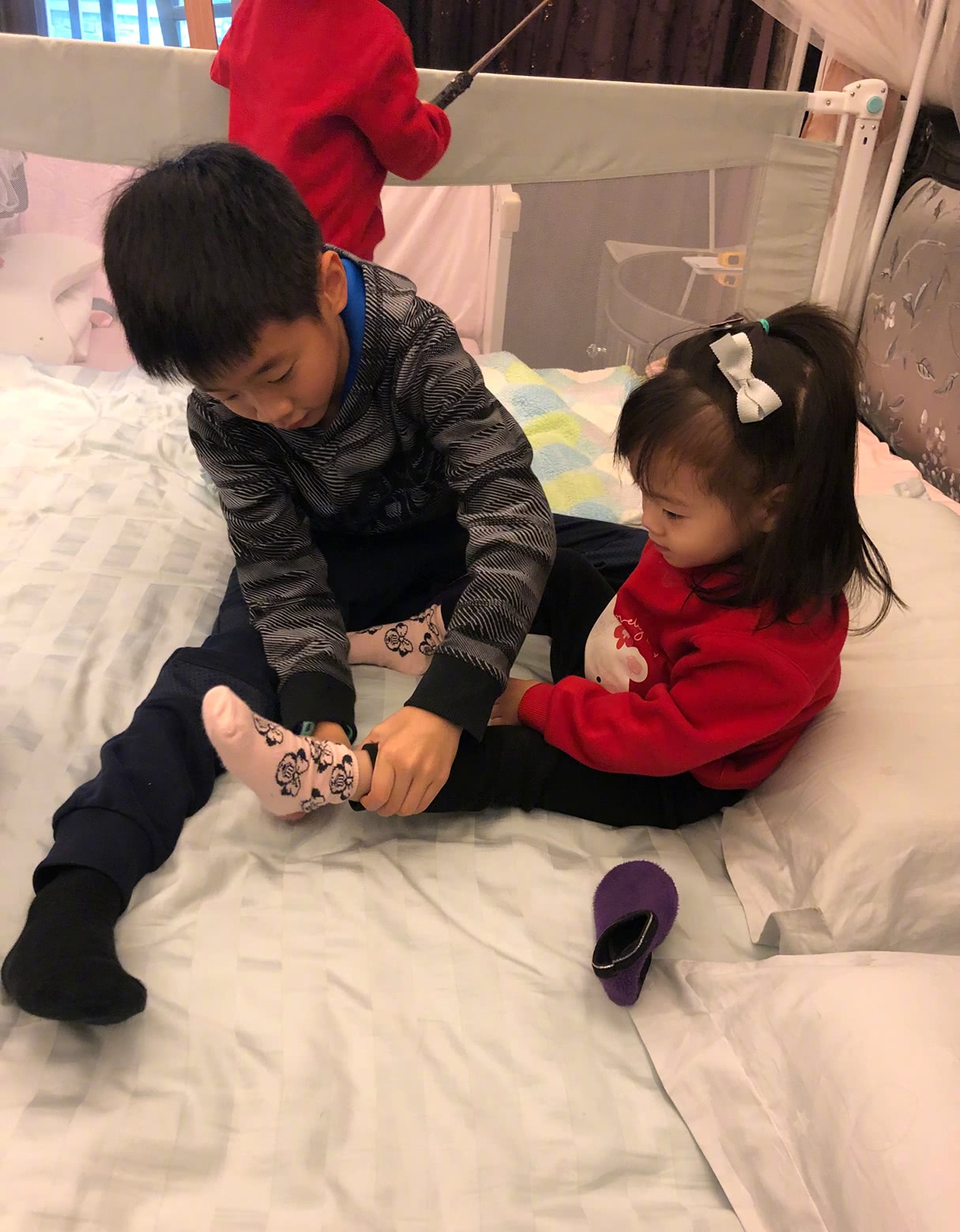 杨云晒与双胞胎女儿同框照,网友笑称:给自己生了两个情敌